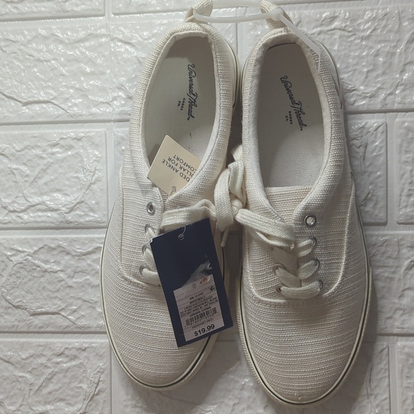 Universal Thread white canvas shoes - Picture 3 of 6